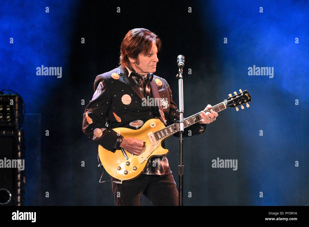 Londres, Reino Unido. 25 de octubre de 2018. Cantante / Guitarrista y  Co-fundador de Creedence Clearwater Revival, John Fogerty actuando en la  noche inaugural del Bluesfest en el O2 Arena, en Londres,