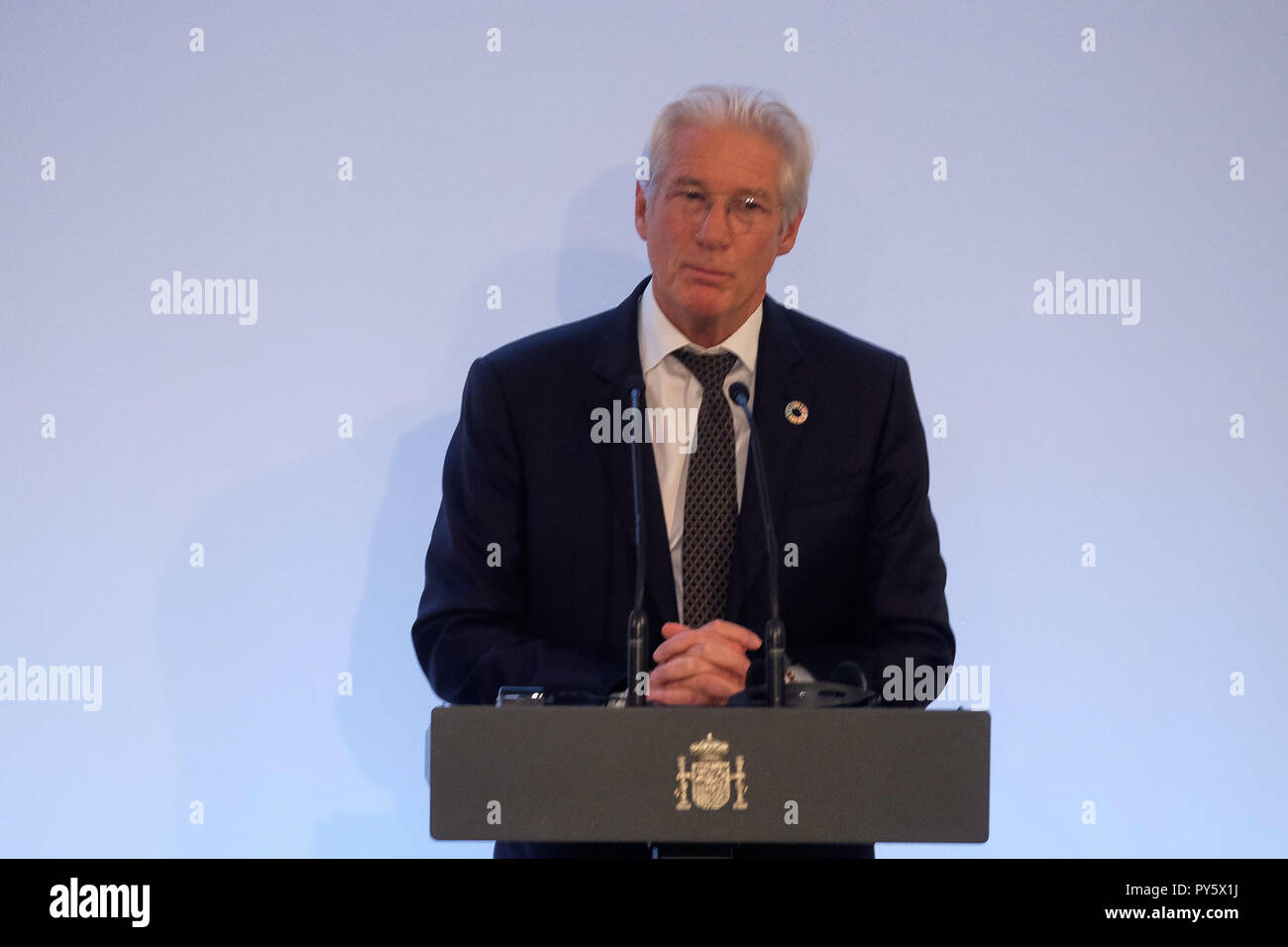 España el Primer Ministro Pedro Sánchez con el actor Richard Gere y Alejandra Silva durante el acto " Sin dejar a nadie atras ' en Madrid el jueves 25 de octubre de 2018 Foto de stock