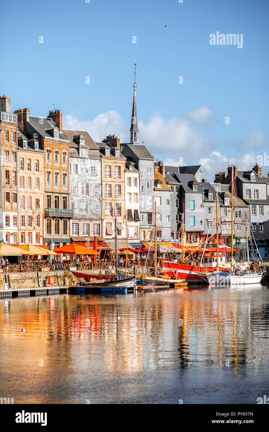 Waterfront con hermosos edificios antiguos en Honfleur, famosa ciudad francesa de Normandía Foto de stock