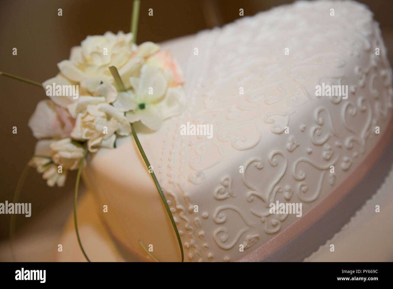 Pastel de boda, blanco rociada con flores decorando todo listo para ser  cortada en un día de boda Fotografía de stock - Alamy