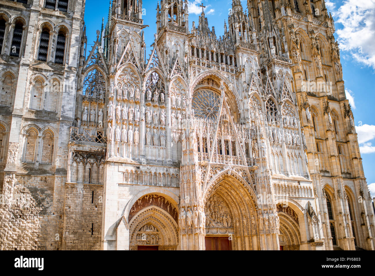 Fragmento de la fachada de la famosa catedral gótica de Rouen en la región de Normandía, Francia Foto de stock