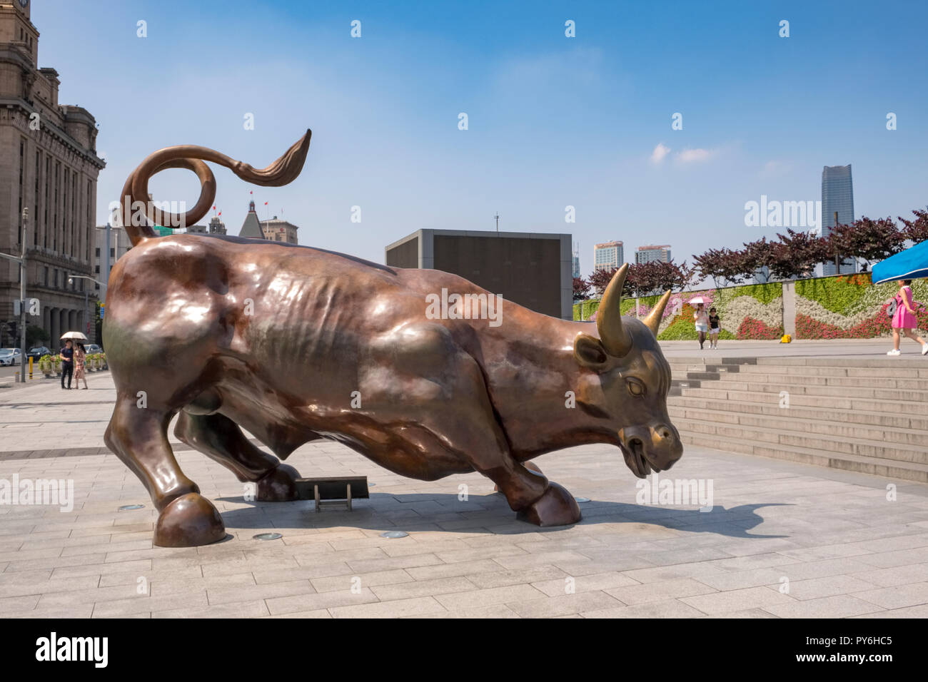 Bull estatua en el Bund, Shanghai, China, Asia Foto de stock