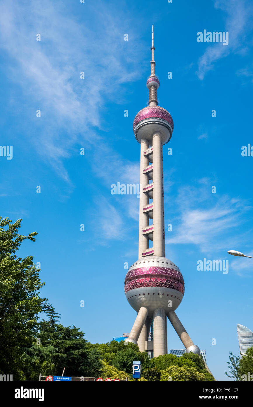 La radio y la Oriental Pearl TV Tower, Pudong, Shanghai, China, Asia Foto de stock
