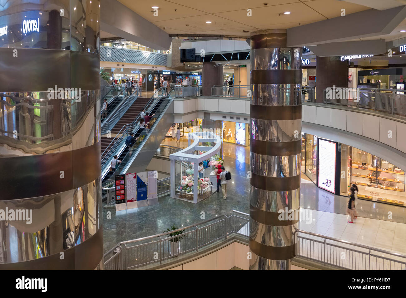 En el interior de la marca Super Mall Shopping Mall en Pudong, Shanghai, China, Asia Foto de stock