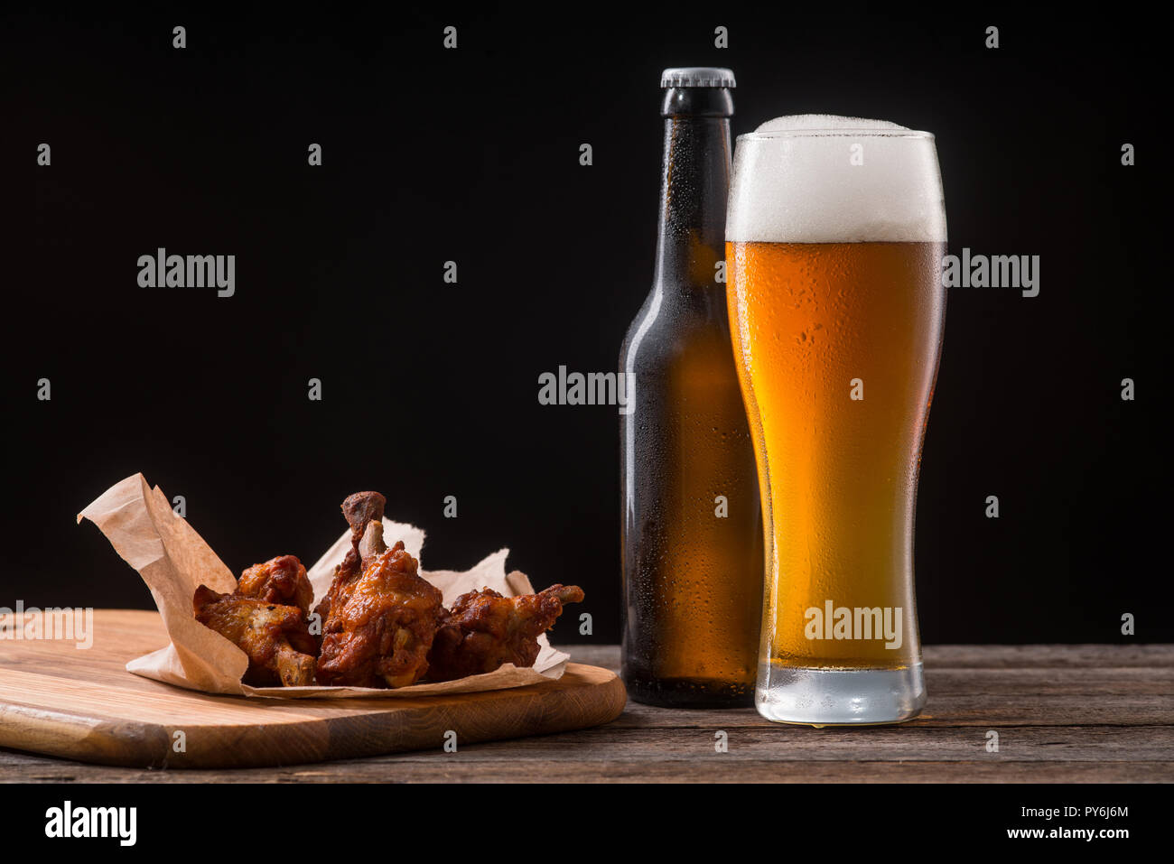 Jugosas Alitas de Pollo a la cerveza Fotografía de stock - Alamy