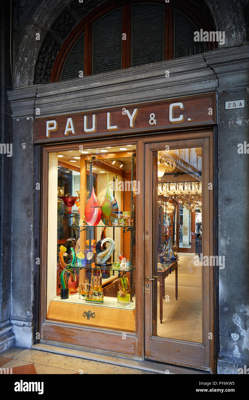 Venecia, Italia - 12 de agosto de 2017: Pauly, famosa tienda de cristal de Murano en la Plaza de San Marcos en Venecia, Italia Foto de stock