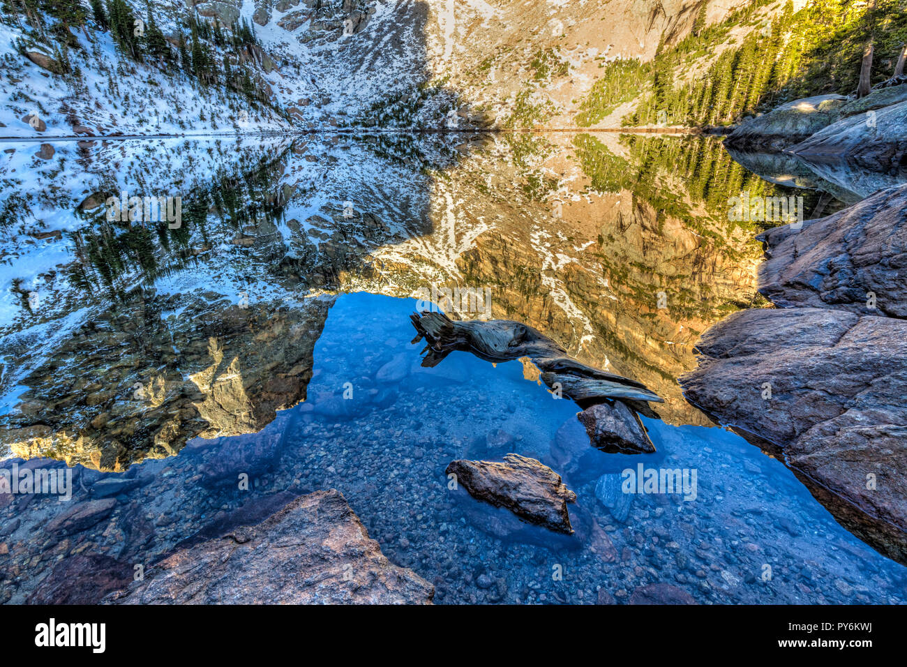 Lago Esmeralda piedras con una perfecta mezcla de reflexiones de Hallett pico en el lago