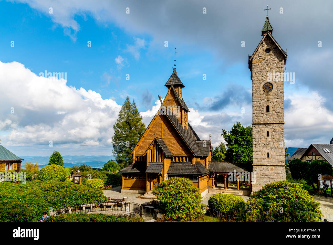Iglesia de Vang, Polonia, Karpacz. Histórica iglesia de madera con el telón de  fondo de las montañas y el cielo azul Fotografía de stock - Alamy