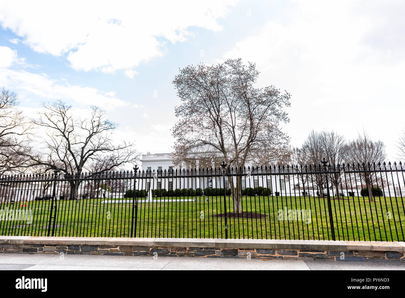 Washington DC, Estados Unidos - Marzo 9, 2018: el exterior de la Casa Blanca, nadie, presidente la construcción en la capital de Estados Unidos en invierno, primavera con el verde de los gra Foto de stock