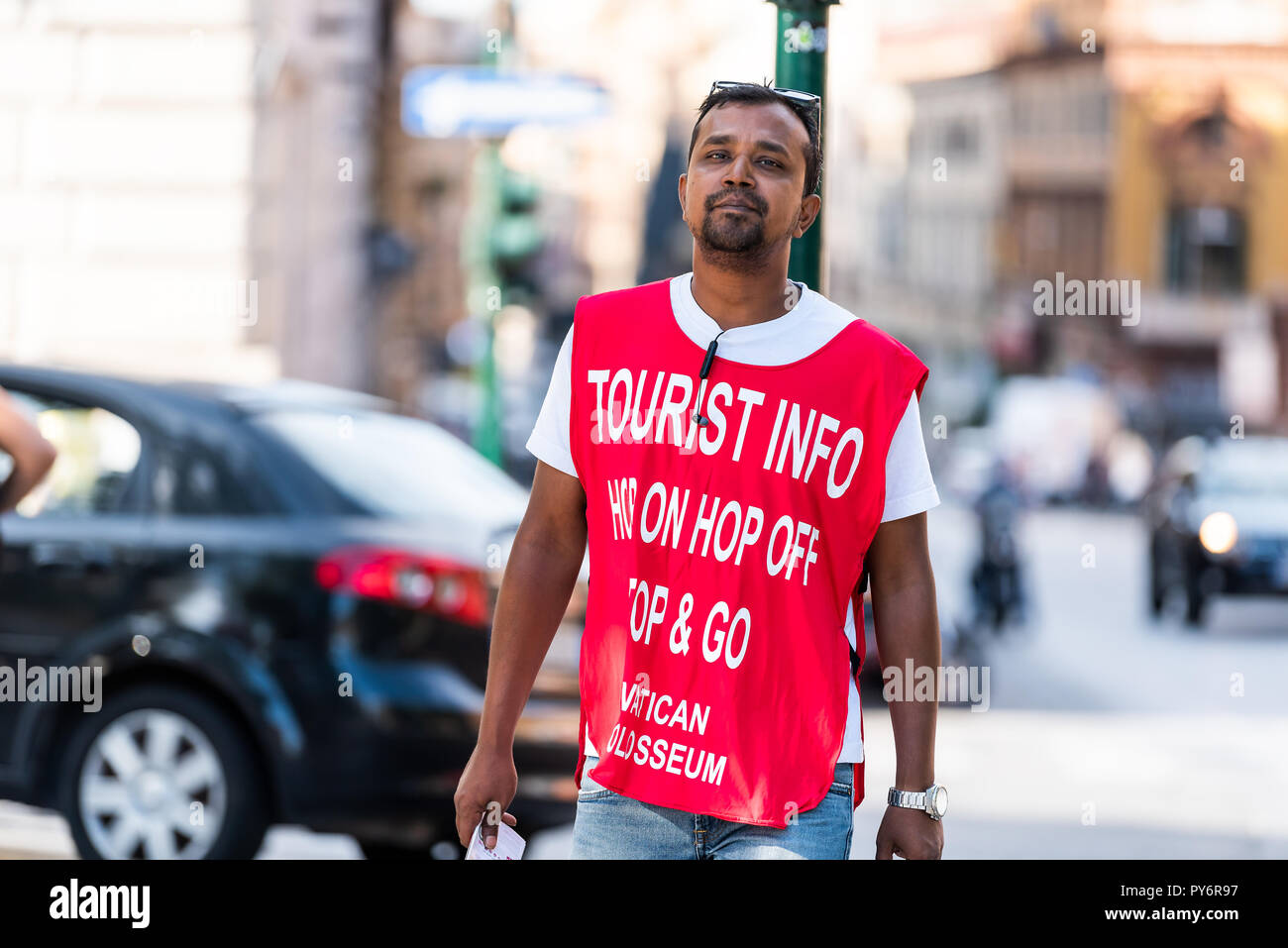 Roma, Italia - 4 de septiembre de 2018: Primer plano de hop on hop off big bus tour turístico info hombre con chaleco rojo signo en la ciudad por la calle del museo del vaticano y Foto de stock