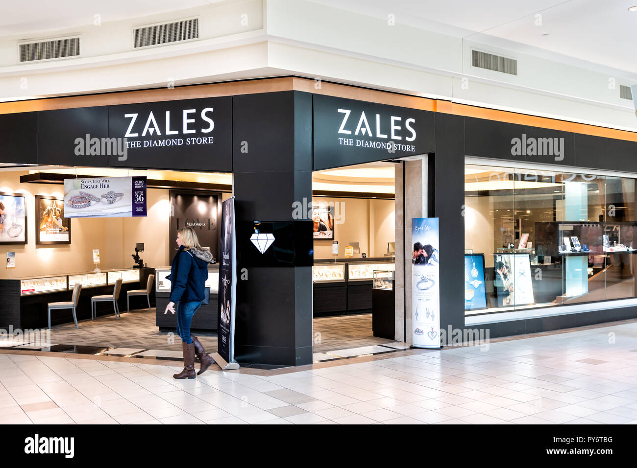 Fairfax, ESTADOS UNIDOS - 13 de marzo de 2018: joyería Zales, joyeros  tienda venta de signo, entrada, pantalla dentro de Fair Oaks interior,  dentro del centro comercial con personas Fotografía de stock - Alamy