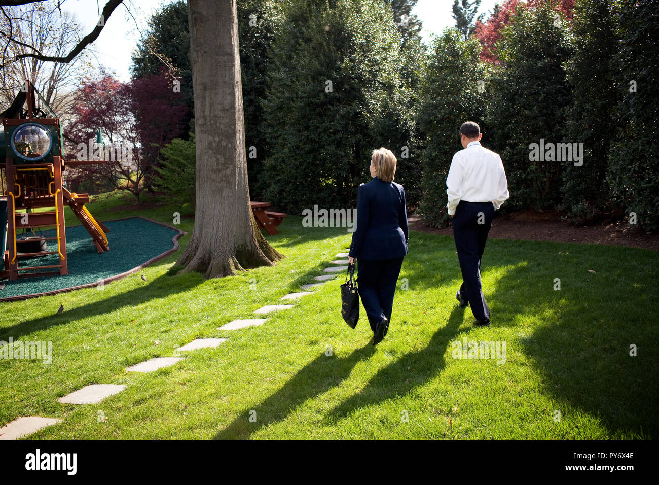El presidente Barack Obama camina con la Secretaria de Estado, Hillary Rodham Clinton, fuera de la Oficina Oval de la Casa Blanca tras la reunión celebrada el 9 de abril de 2009. Foto oficial de la Casa Blanca por Pete Souza Foto de stock