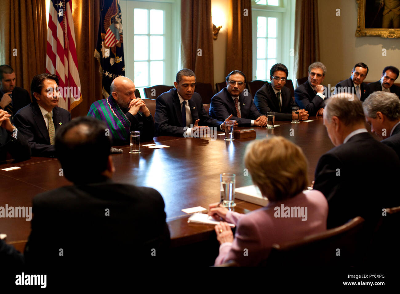 El presidente Barack Obama (centro) con el presidente afgano Karzai y Zardari, Presidente de Pakistán durante una reunión trilateral Afghan-Pakistanen sala Gabinete el 6 de mayo de 2009. Foto oficial de la Casa Blanca por Pete Souza Foto de stock