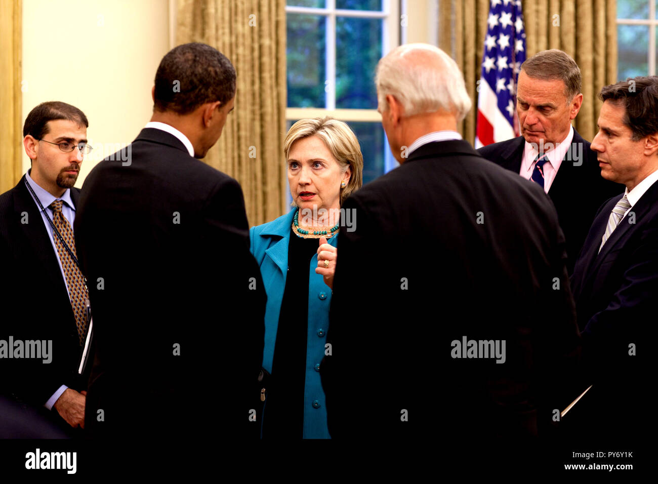 El presidente Barack Obama habla con la Secretaria de Estado, Hillary Clinton, siguiendo el ejemplo del Presidente hable con el Presidente de la Autoridad Palestina Mahmoud Abbas en la Oficina Oval de la Casa Blanca, 28 de mayo de 2009. (Foto oficial de la Casa Blanca por Pete Souza) esta fotografía oficial de la Casa Blanca está a disposición para su publicación por las organizaciones de noticias y/o impresión para uso personal por el tema(s) de la fotografía. La fotografía no puede ser manipulado en cualquier forma o utilizado en materiales, anuncios, productos o promociones que sugería en modo alguno la aprobación o ratificación del Presidente, la primera familia, o t Foto de stock