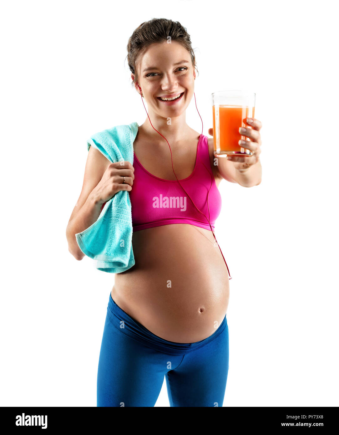 Tiempo de Mujer embarazada en ropa deportiva sosteniendo la toalla y un vaso de zumo de aislado sobre fondo blanco. de vida sana Fotografía de stock - Alamy