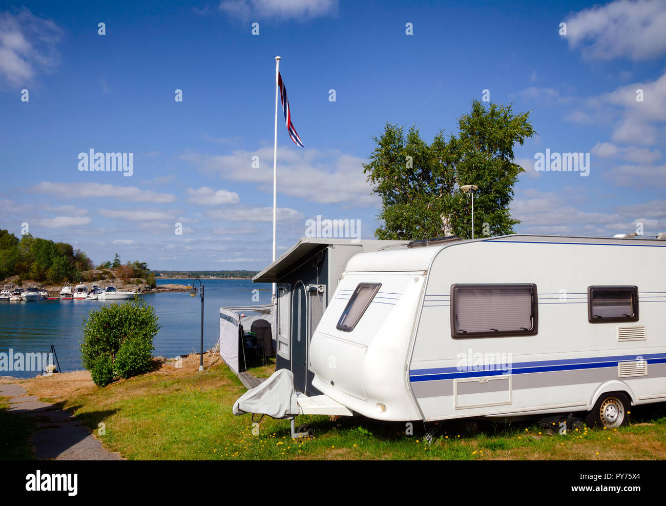 Camper trailer y cabaña en Seaside Caravan Park en el sur de Noruega Foto de stock