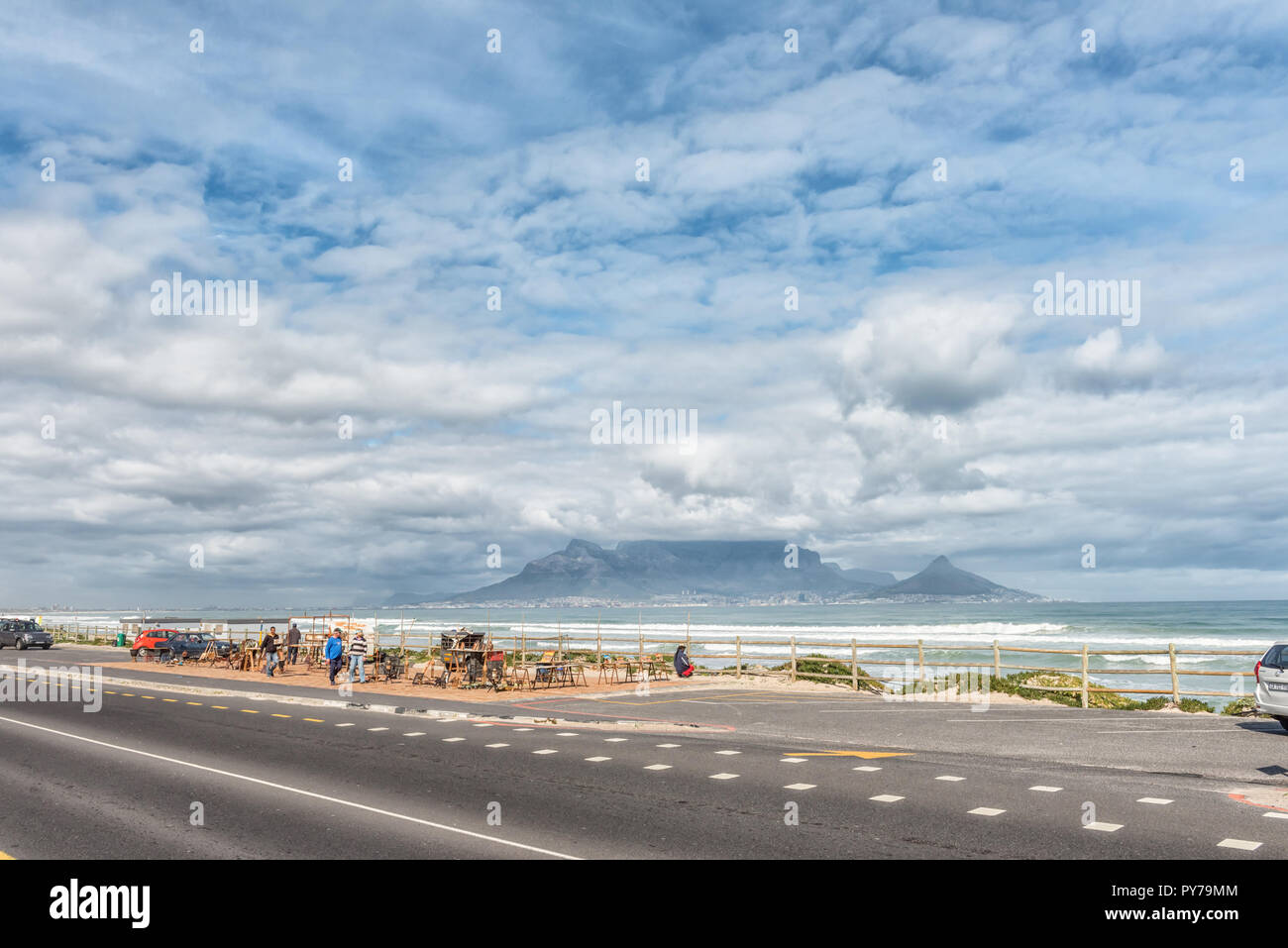 Ciudad del Cabo, Sudáfrica, 14 de agosto de 2018: el Distrito Central de Negocios de Ciudad del Cabo y Table Mountain como se ve a través de la Bahía de Table desde Bloubergstrand. Un Foto de stock