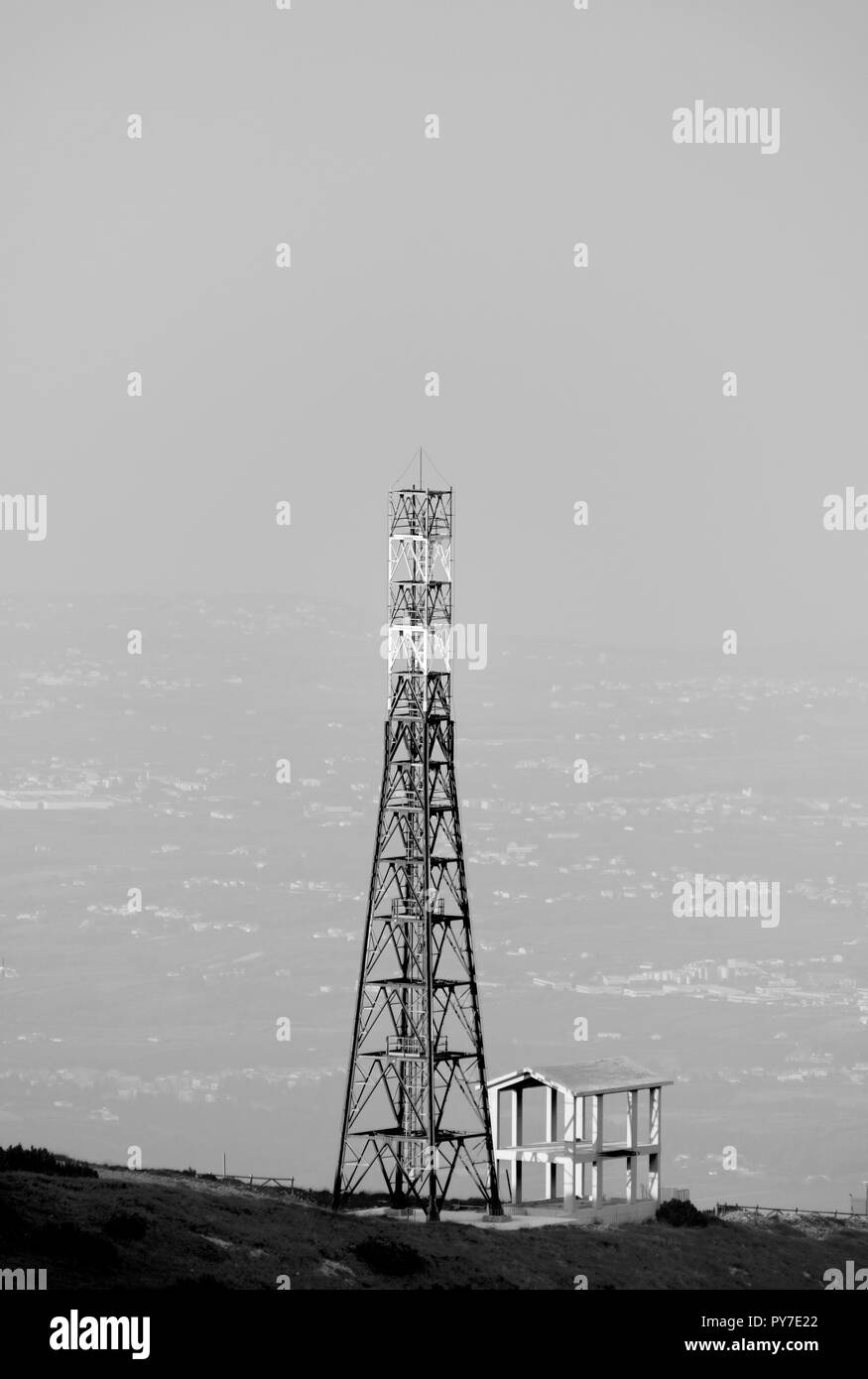 La analogía estructural entre la antena y el edificio Foto de stock