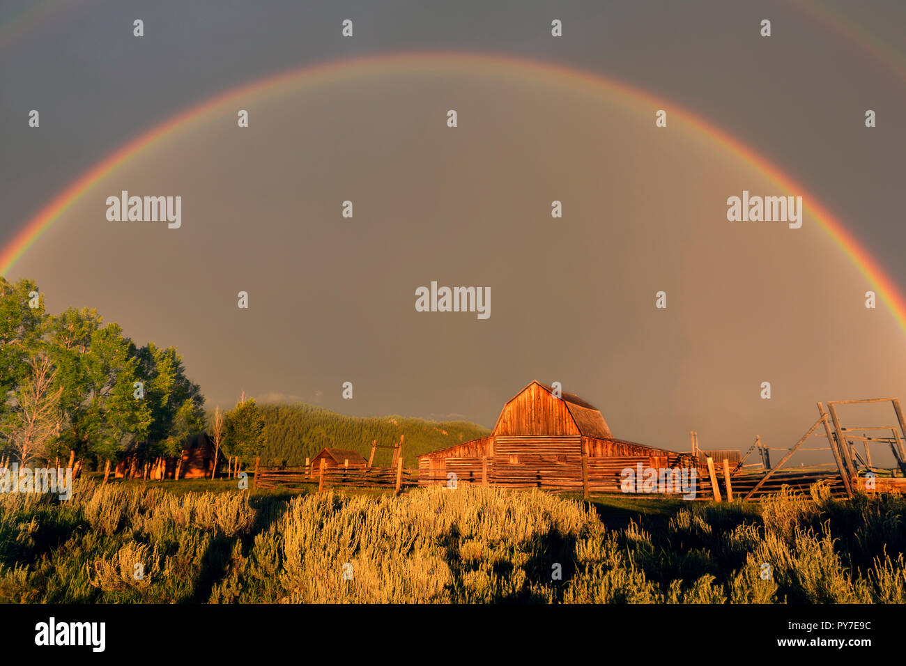 WY02507-00...Wyoming - Rainbow al amanecer en la histórica Casa Rosada homestead en fila Mormona en parque nacional Grand Teton. Foto de stock