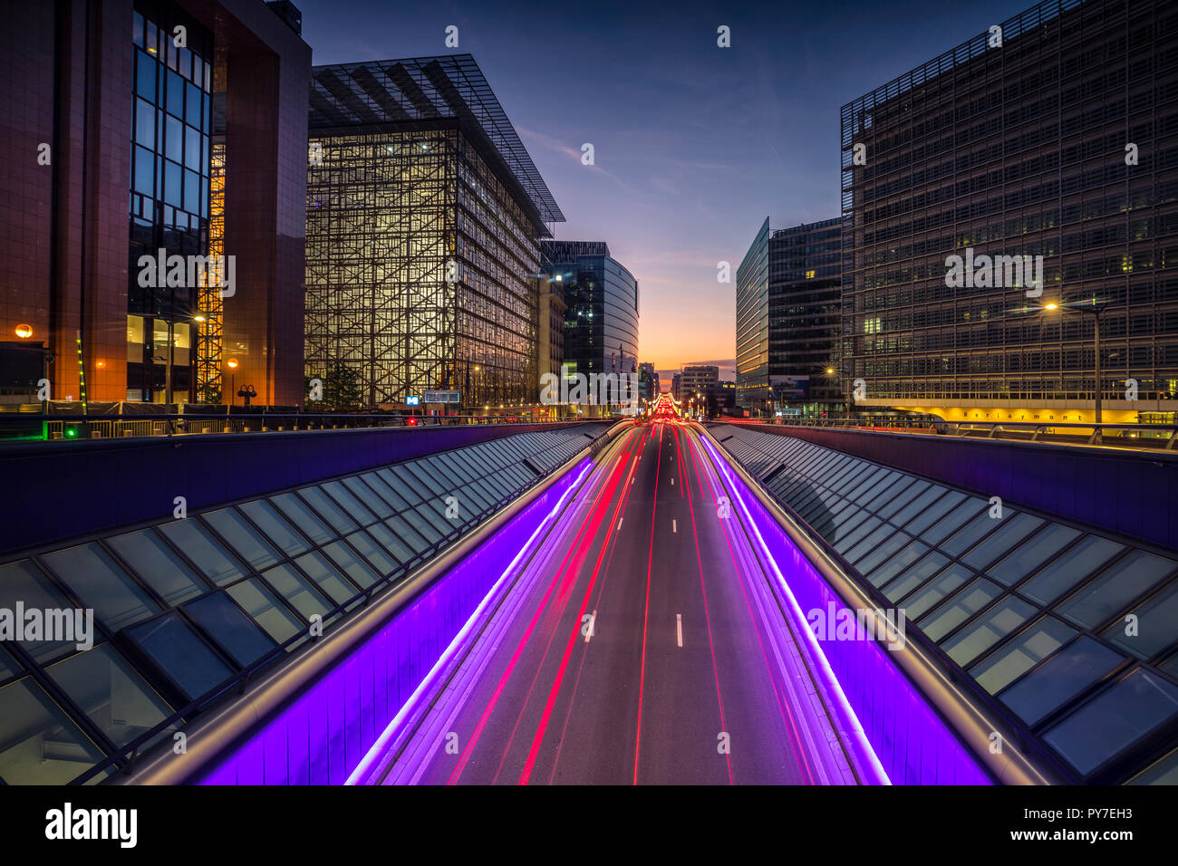 Semáforo y arquitectura moderna en Bruselas por la noche Foto de stock