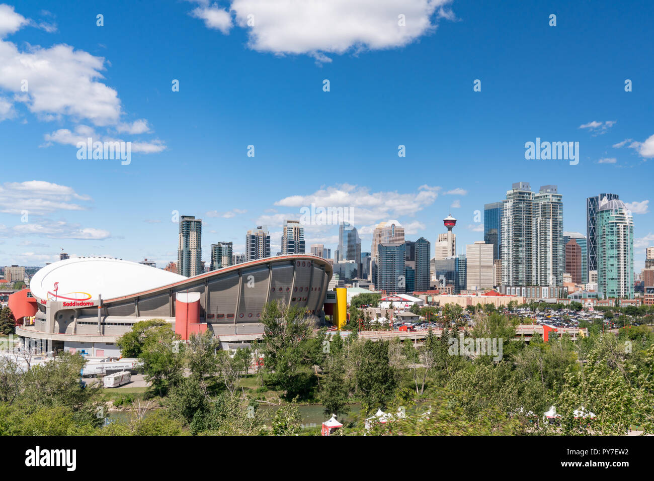 CALGARY, Canadá - Julio 6, 2018: el horizonte de la ciudad de Calgary, Alberta, Canadá Foto de stock