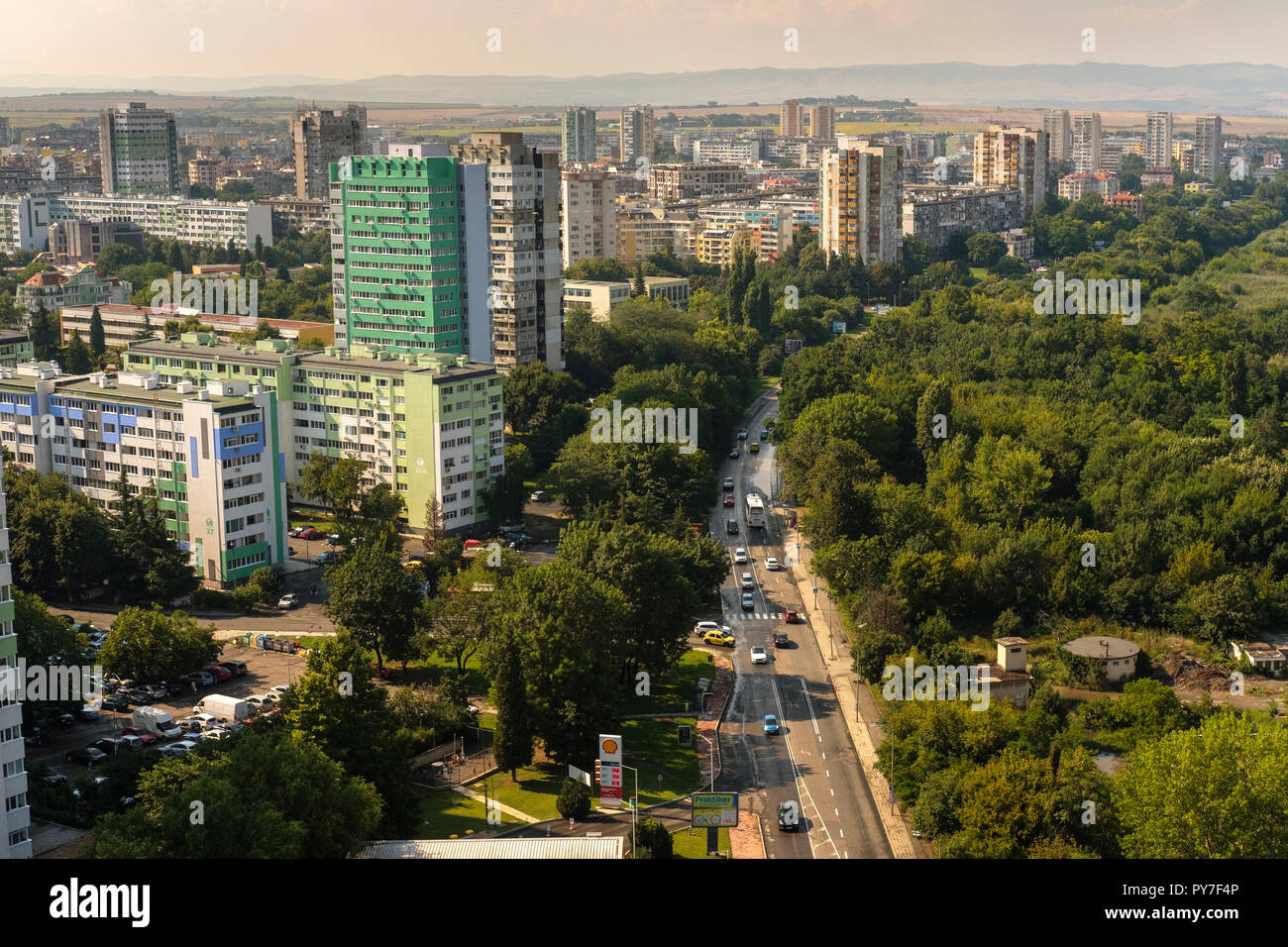 Bulgaria, Burgas.Vista aérea de los altos edificios de bloques residenciales de la época comunista a la izquierda y el parque del mar, en el lado derecho. Foto de stock