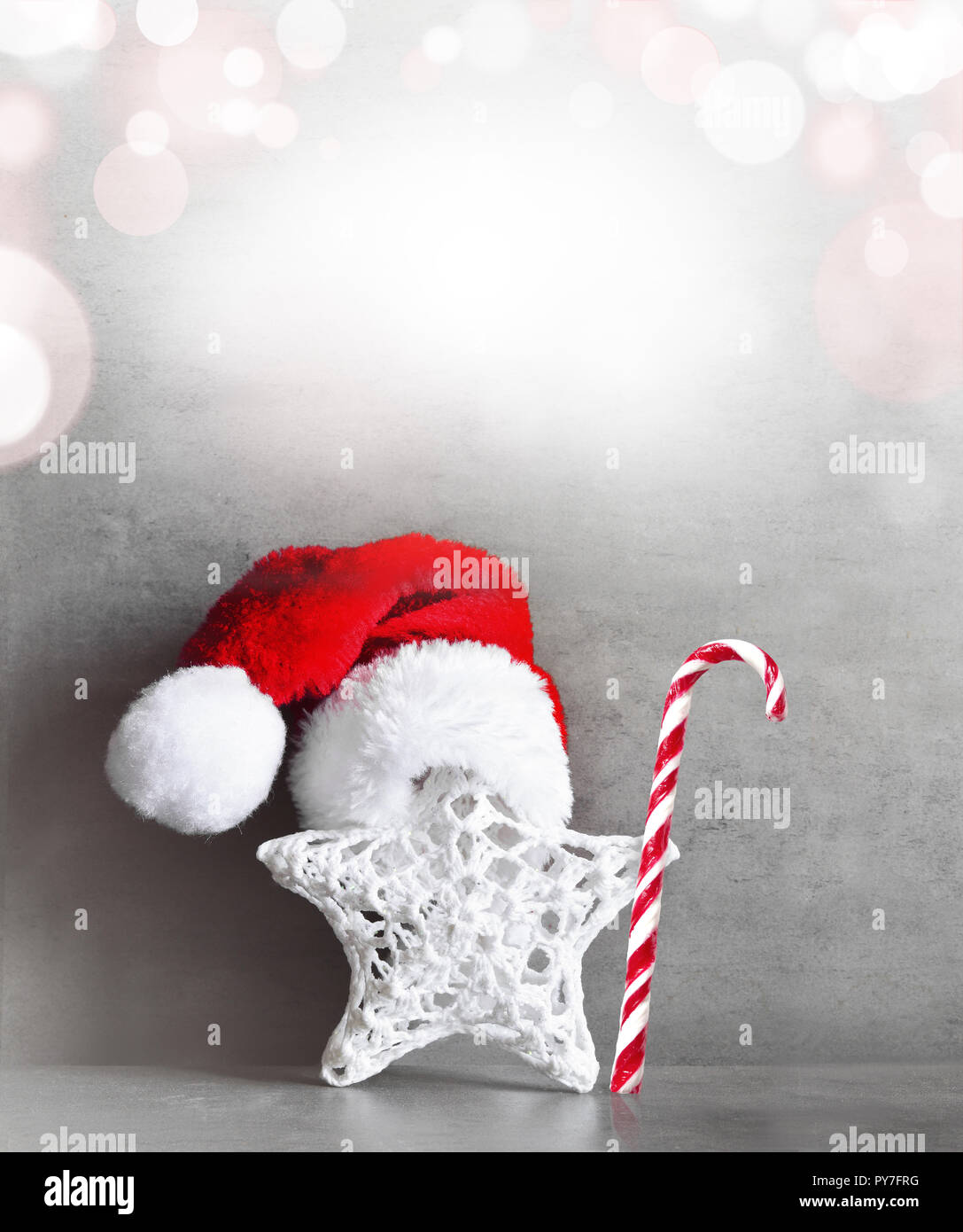 Decoración de Navidad estrella con gorro de Papá Noel. Fondo gris  Fotografía de stock - Alamy