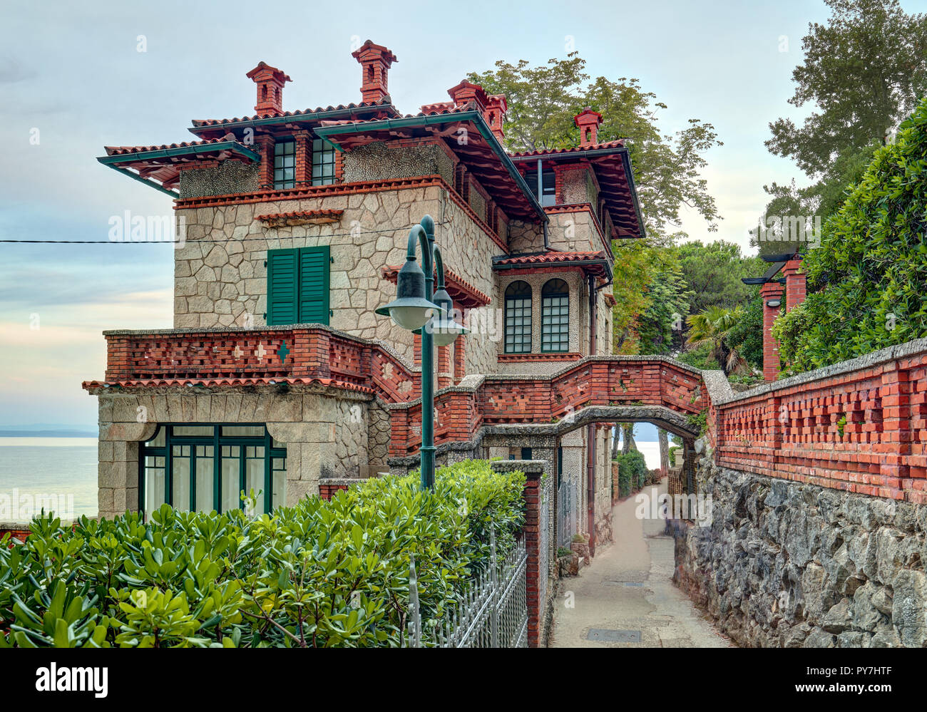Preciosa Casa De Piedra Con Techo De Ladrillo Rojo En La Costa De
