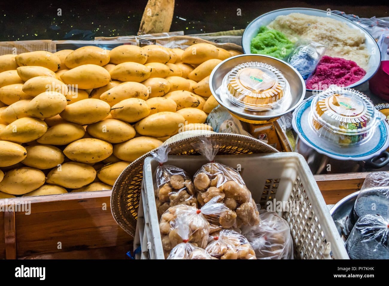 Mango y arroz pegajoso que se sirven desde un barco en el mercado flotante de Damnoen Saduak Foto de stock