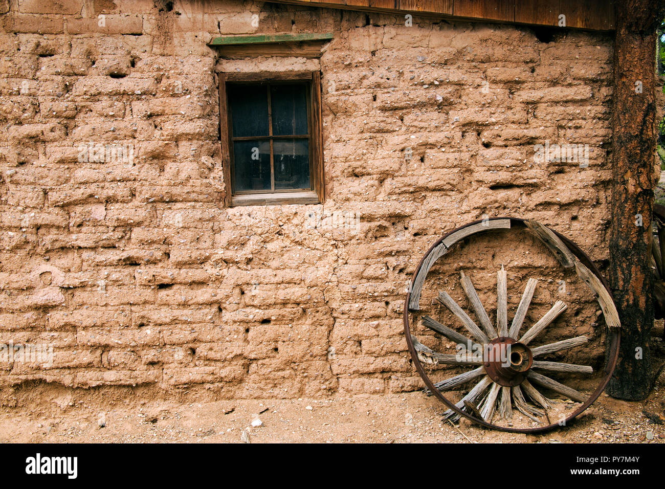 Antiguo edificio de adobe y madera Occidental Wagon Wheel cerca de Tucson, Arizona. Foto de stock