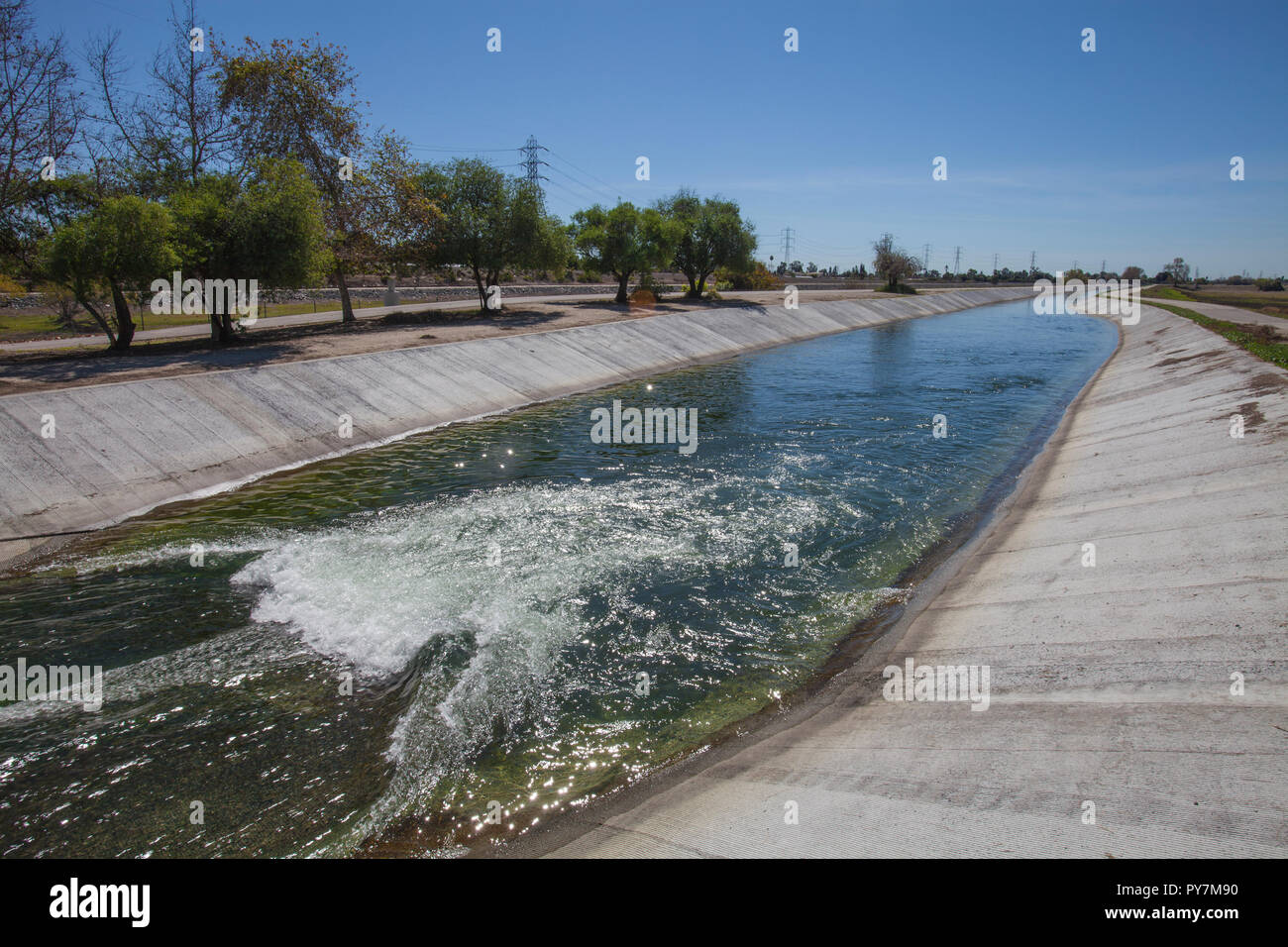 San Gabriel extendiendo motivos, distrito de reabastecimiento de agua - WRD, Pico Rivera, el condado de Los Angeles Foto de stock