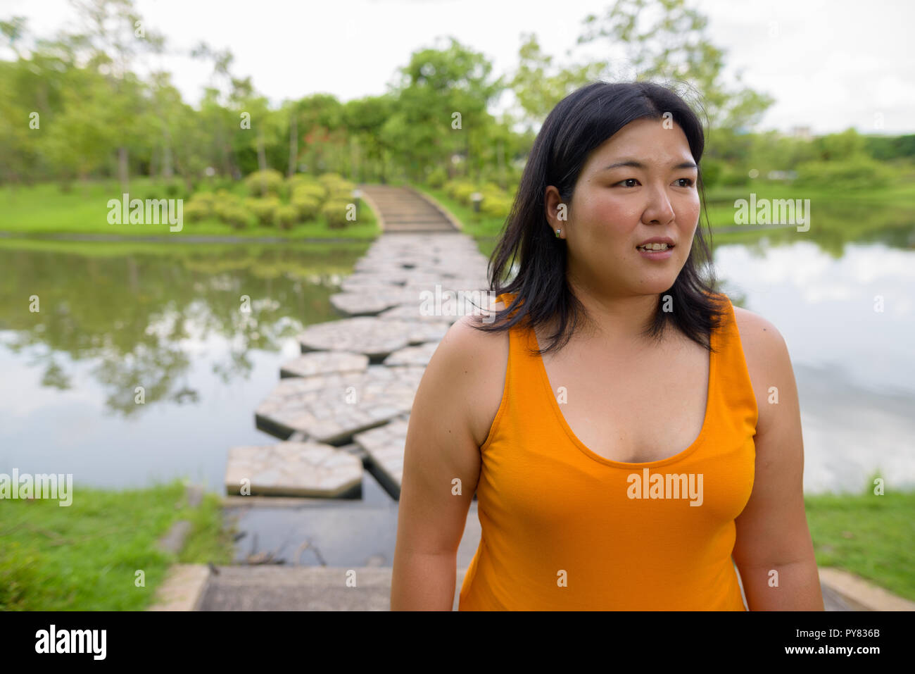 Hermosa mujer asiática con sobrepeso relajante en el parque Foto de stock