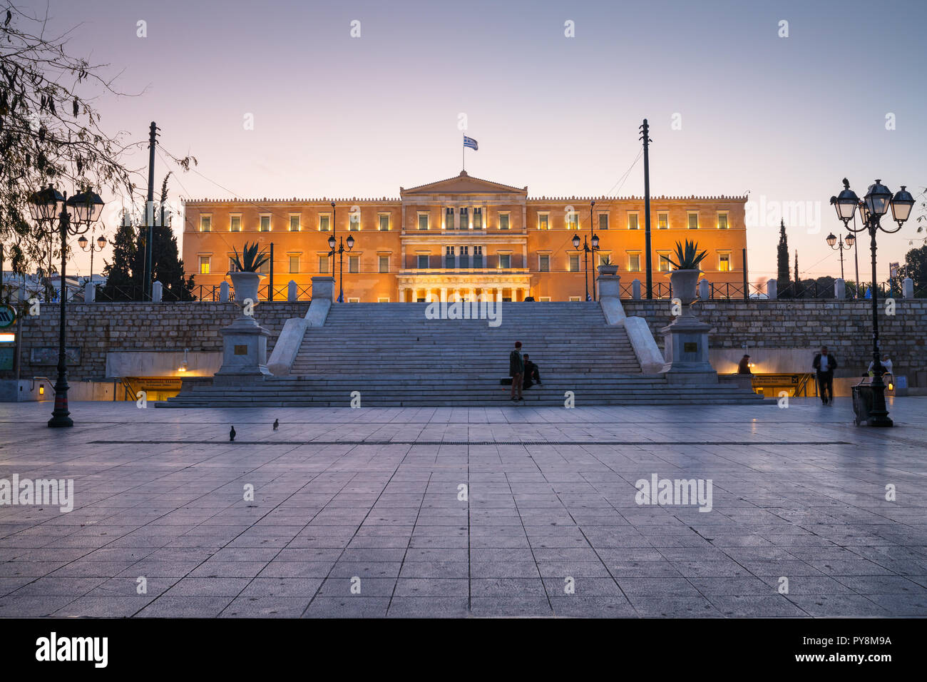 Atenas, Grecia - Octubre 24, 2018: el edificio del parlamento griego en la plaza Syntagma, en el centro de Atenas. Foto de stock