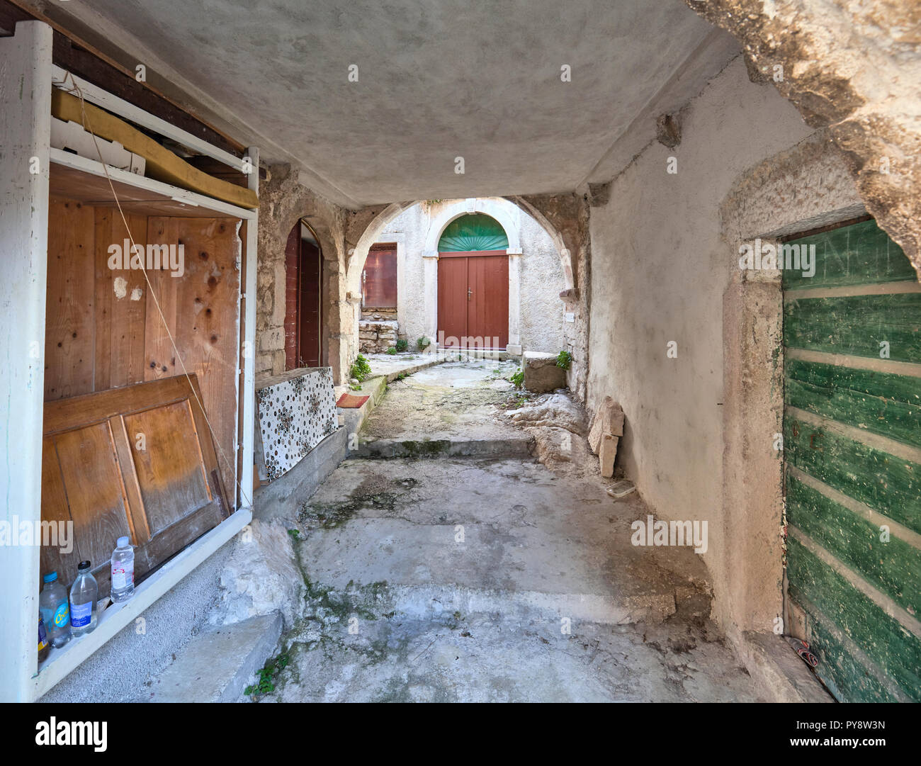 En el interior de la antigua aldea de estilo romano Plomin en Istria, Croacia Foto de stock