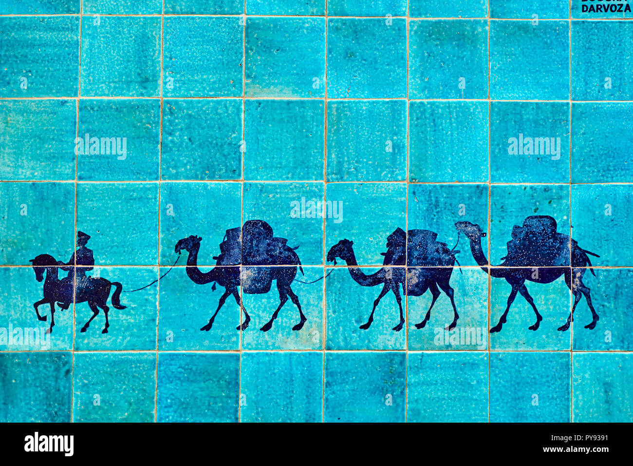 Uzbekistán, Khiva, Patrimonio Mundial de la Unesco, la representación de la ruta de la seda en los azulejos Foto de stock