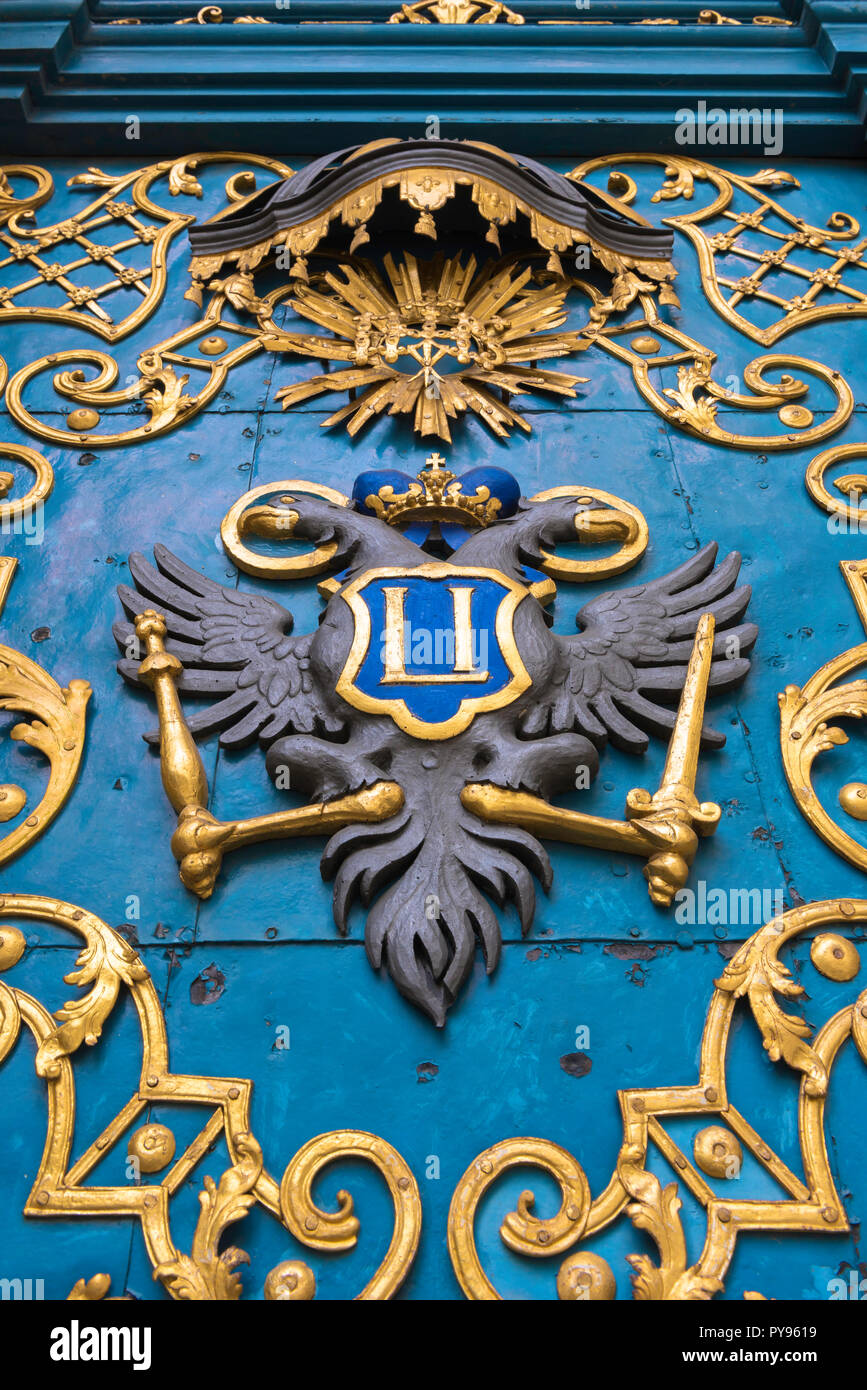 Detalle de la puerta rococó azul y oro de la Universidad de Wroclaw, Polonia, mostrando un águila bicéfala imperial. Foto de stock