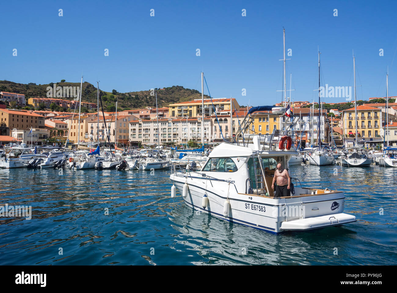 Barco de motor entrando marina cuenca / yate en Port-Vendres, puerto pesquero del Mediterráneo a lo largo de la Côte Vermeille, Pirineos Orientales, Francia Foto de stock