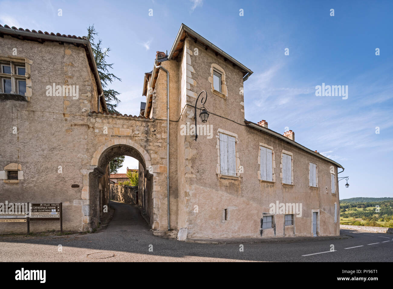 La puerta de la ciudad medieval de Porte Cabirole en la aldea Saint-Bertrand-de-Comminges, Haute-Garonne, Pirineos, Francia Foto de stock