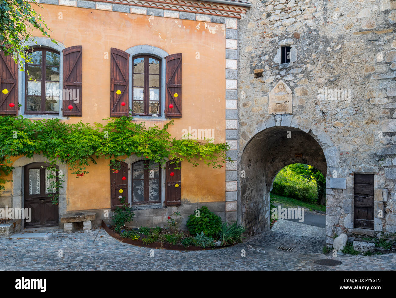 Porte Majou, puerta de la ciudad medieval en la aldea Saint-Bertrand-de-Comminges, Haute-Garonne, Pirineos, Francia Foto de stock