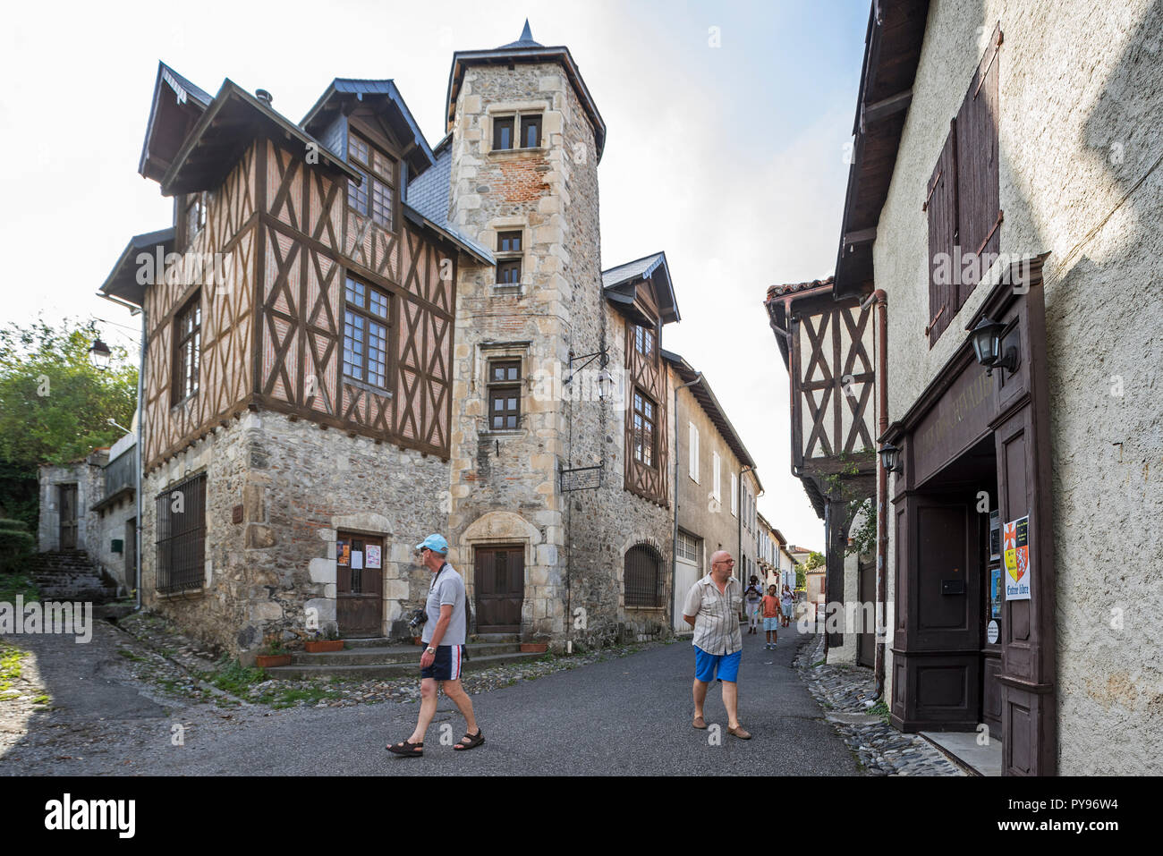 Maison Bridaut del siglo XV en la aldea medieval de Saint-Bertrand-de-Comminges, Haute-Garonne, Pirineos, Francia Foto de stock