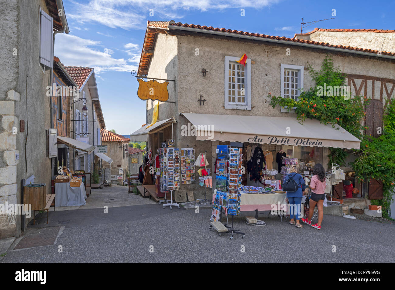 Tienda de souvenirs en el pueblo medieval de Saint-Bertrand-de-Comminges, Haute-Garonne, Pirineos, Francia Foto de stock
