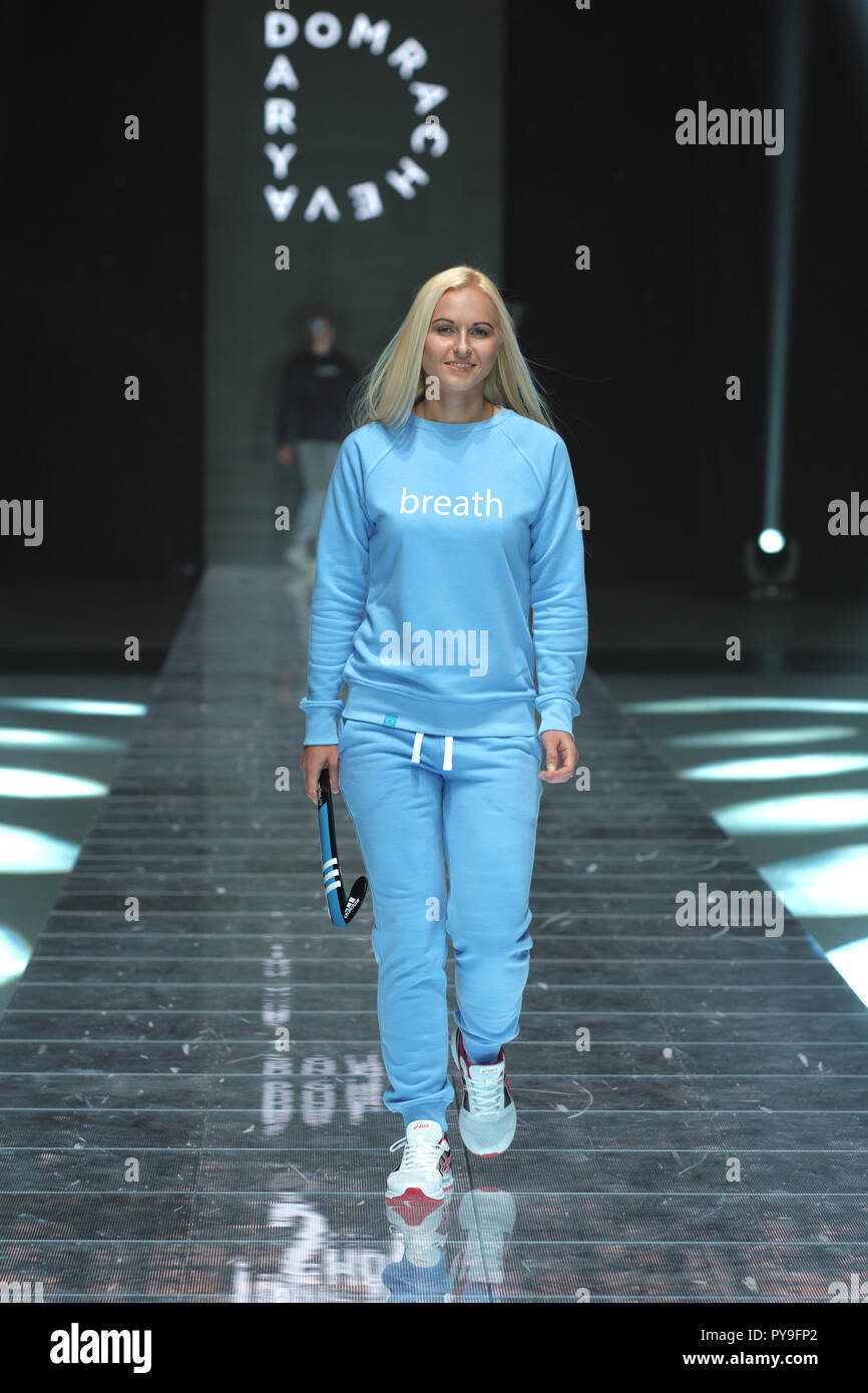 El 25 de octubre de 2018, en Minsk, Bielorrusia - Bielorrusia campeones  olímpicos en la colección de moda de ropa deportiva por Darya Domracheva  Fotografía de stock - Alamy