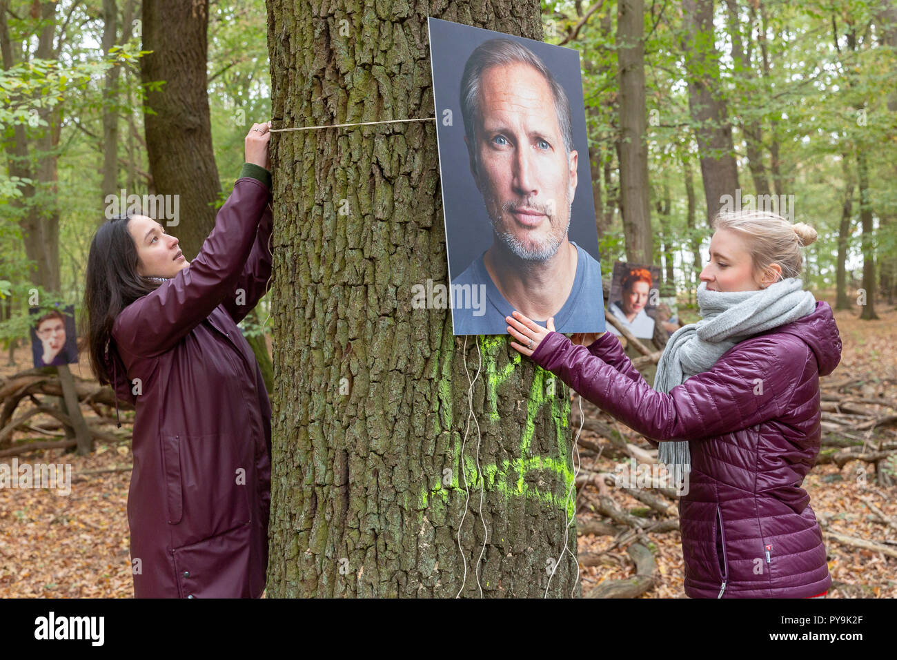 Helene Pinsuwan y Hannah Schaefer (Climate Alliance) colgar la foto de Benno Fuermann (actor) Foto de stock