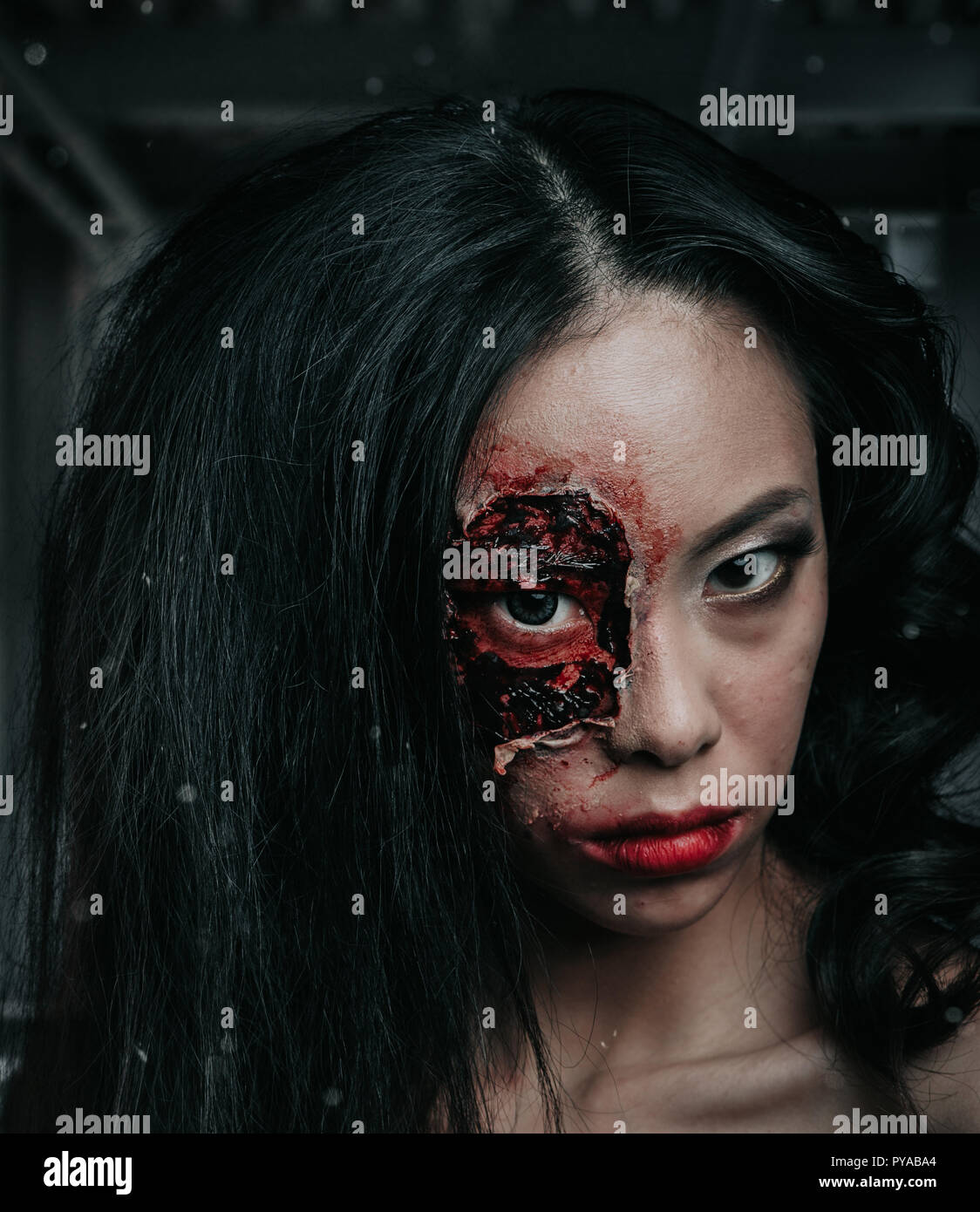 Close-up retrato de un horrible miedo zombie mujer con ojos sangrientos,  terror Maquillaje de Halloween Fotografía de stock - Alamy