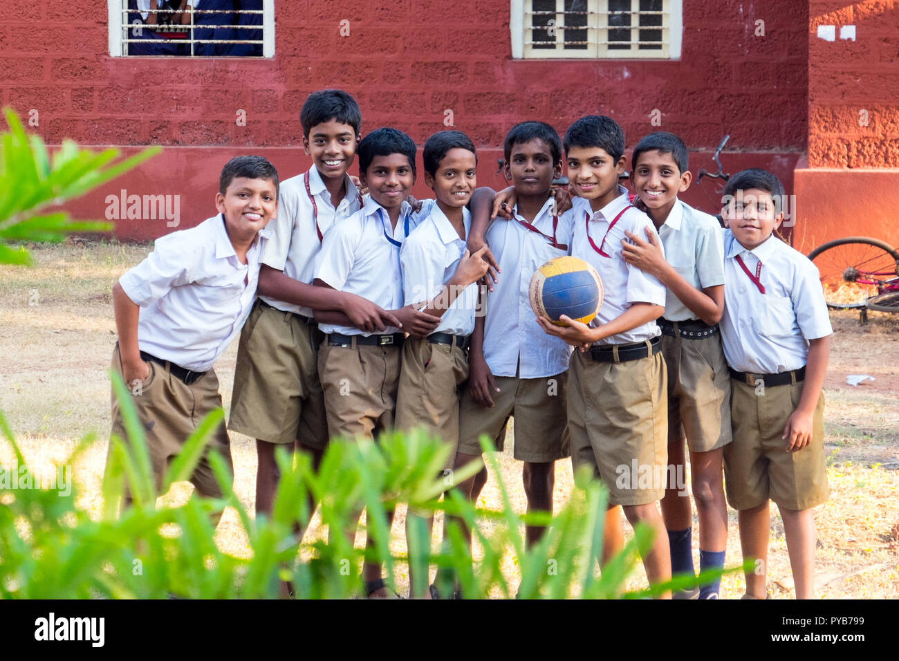 Grupo de la Escuela India de niños en uniforme escolar Foto de stock