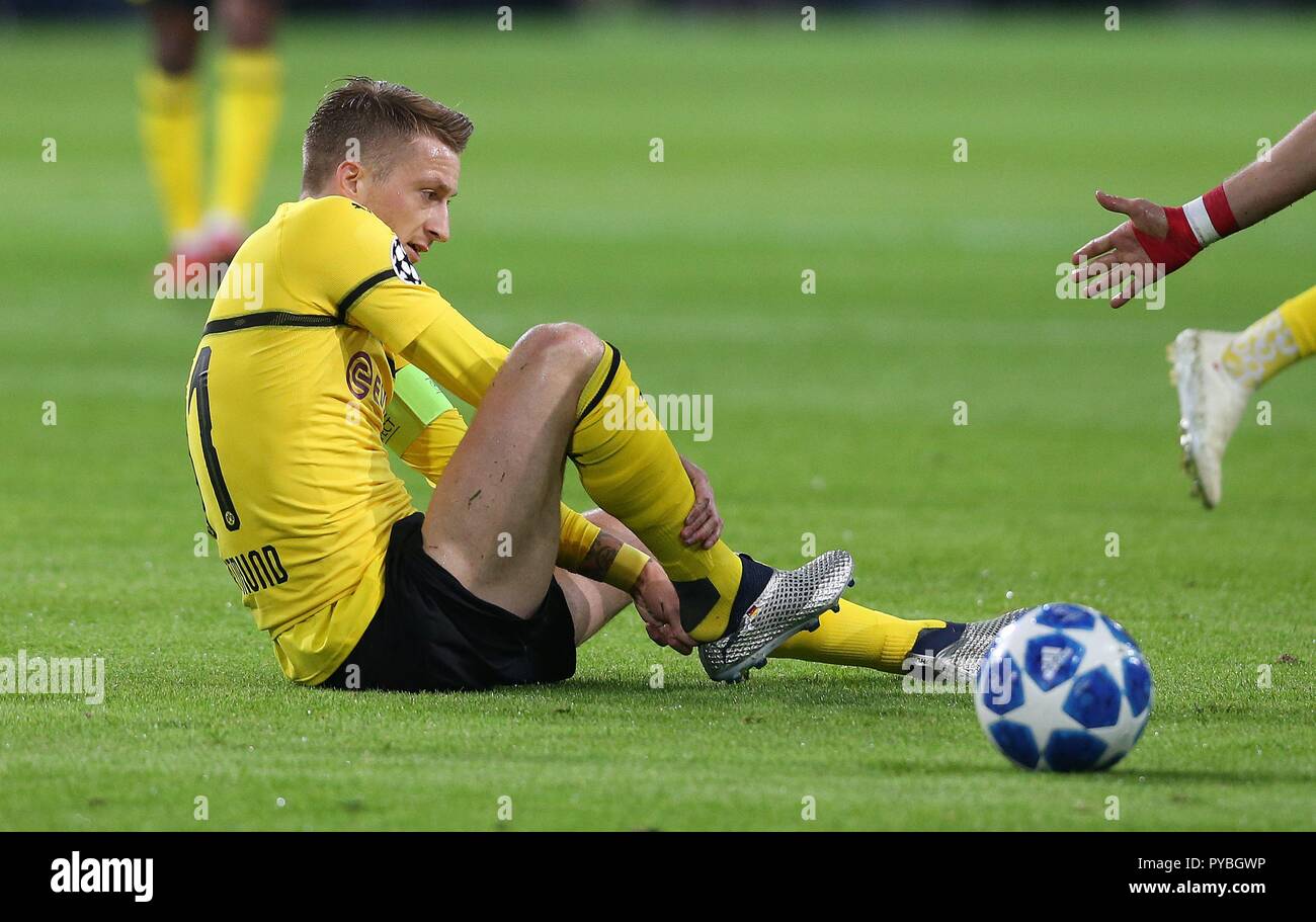 Marco Reus (hacer) pone en sus botas de fútbol. Fútbol Liga de Campeones,  fase de grupos, el Grupo F, jornada 1, Borussia Dortmund (DO) - FC  Barcelona (Barca): 0, 0 en 17/09/2019