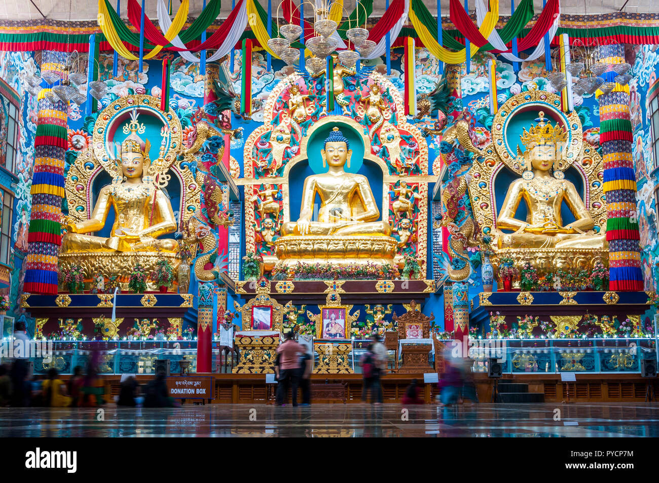 Bylakuppe, Karnataka, India - 9 de enero de 2015: estatuas de 18 metros de alto en el interior del Templo de Oro - Padmasmbhava, Buda y Amitayus. Foto de stock