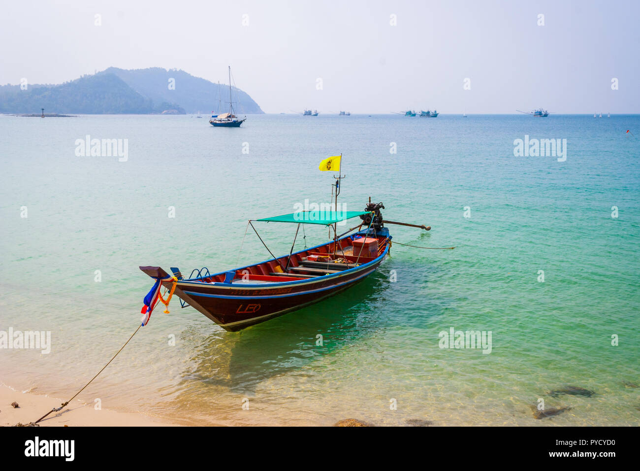 Barco típico tailandés en el Sandy Beach, Koh Pha Ngan, Tailandia Foto de stock