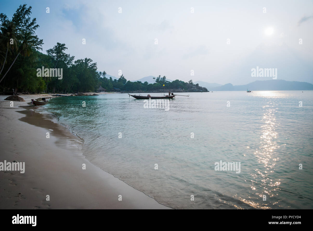 Barco típico tailandés en el Sandy Beach, Koh Pha Ngan, Tailandia Foto de stock