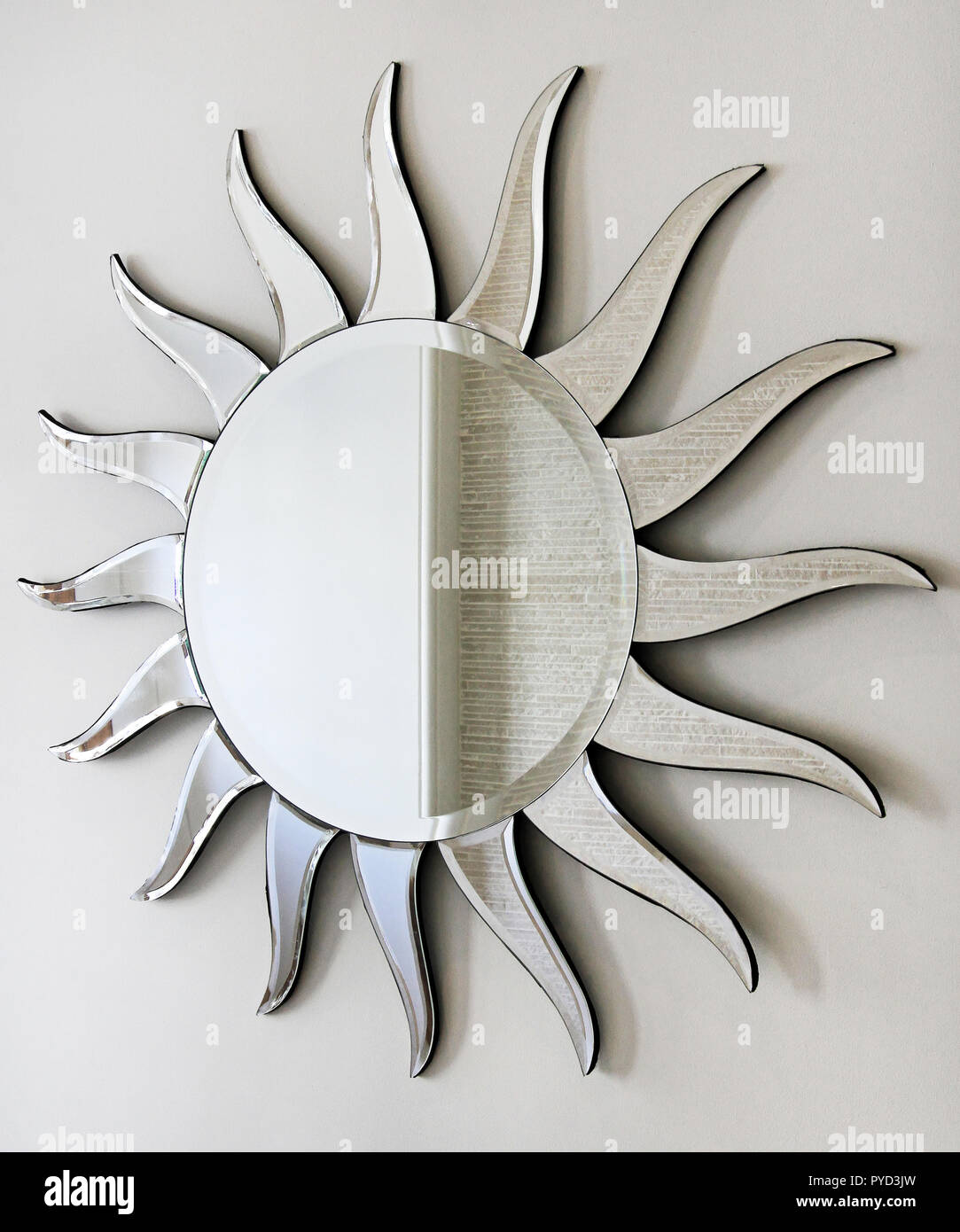 Espejo de pared en forma de sol con rayos Fotografía de stock - Alamy